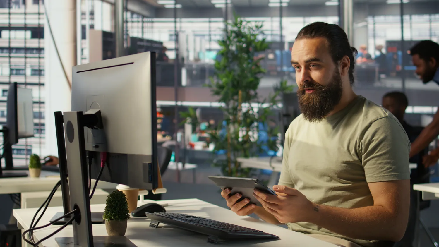 Analyst measuring performance across SEO, AEO and GEO