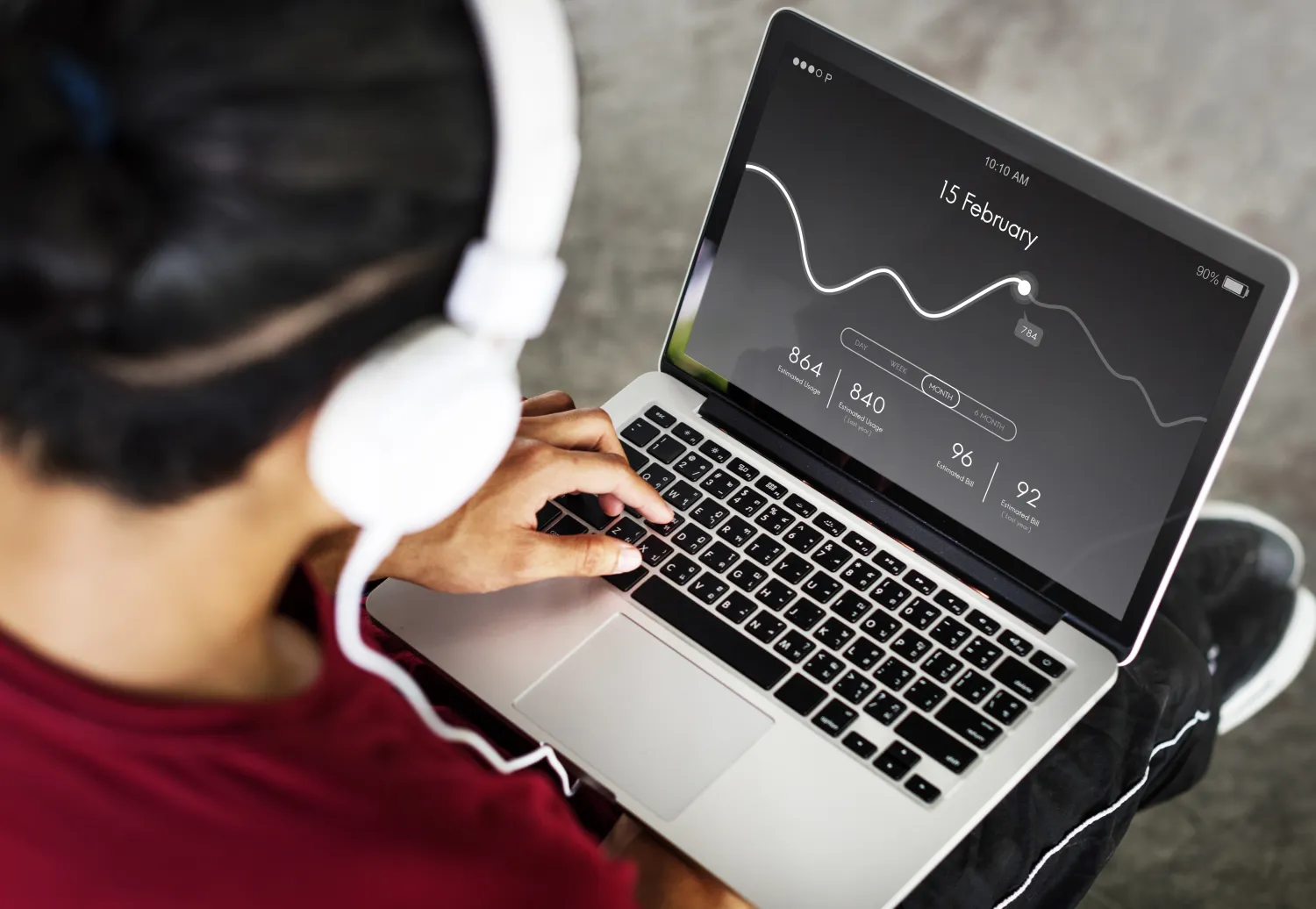 Marketer analysing lead-generation campaign performance and ROI on a dashboard
