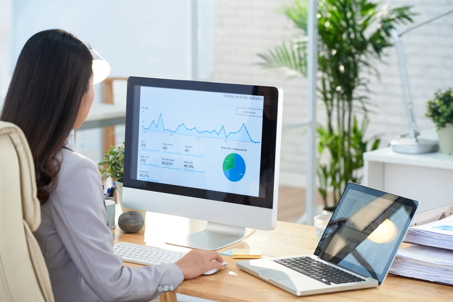 Marketer reviewing SEO growth and analytics on screen
